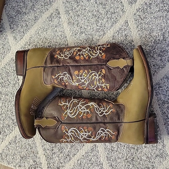 Boots - Picture 4 of 4